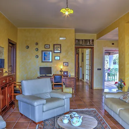 Ipazia 6, Emma Villa
